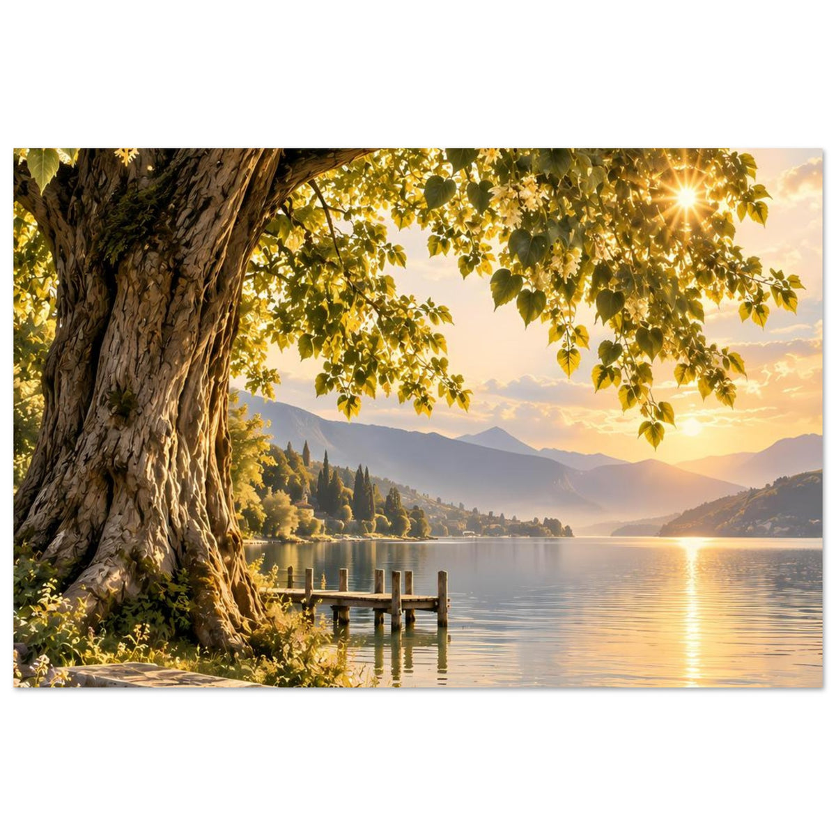 Poster mit Baumstamm, Blättern und Holzsteg am Seeufer mit goldener Lichtspur