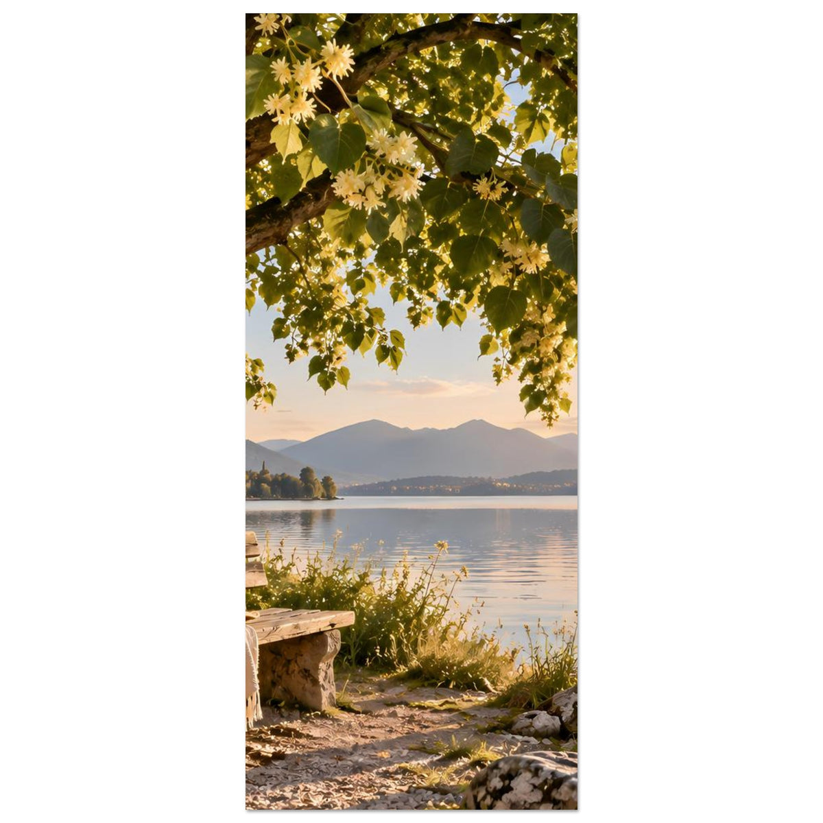 Vertikales Poster mit Seeblick: Baumkronenrahmen, Uferbank und Wasser im Hintergrund