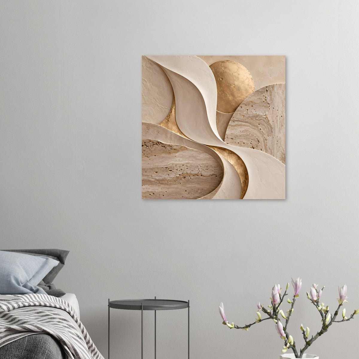 Kunstposter im Kleinformat mit geschwungenem Goldband auf beigen Strukturen