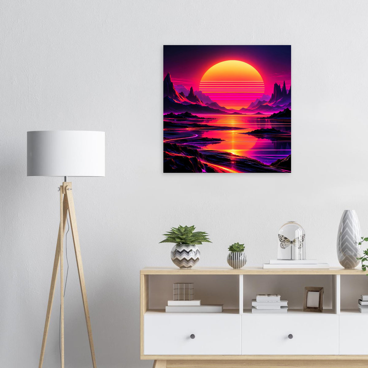 Quadratisches Neon-Poster: Sonnenuntergang über Bergen und Wasser in Lila/Orange.