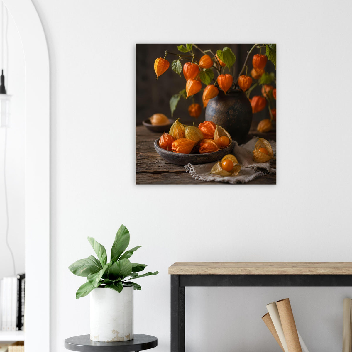 Quadratisches Wandposter mit orangefarbenen Beeren in dunkler Vase und Schale auf Holz