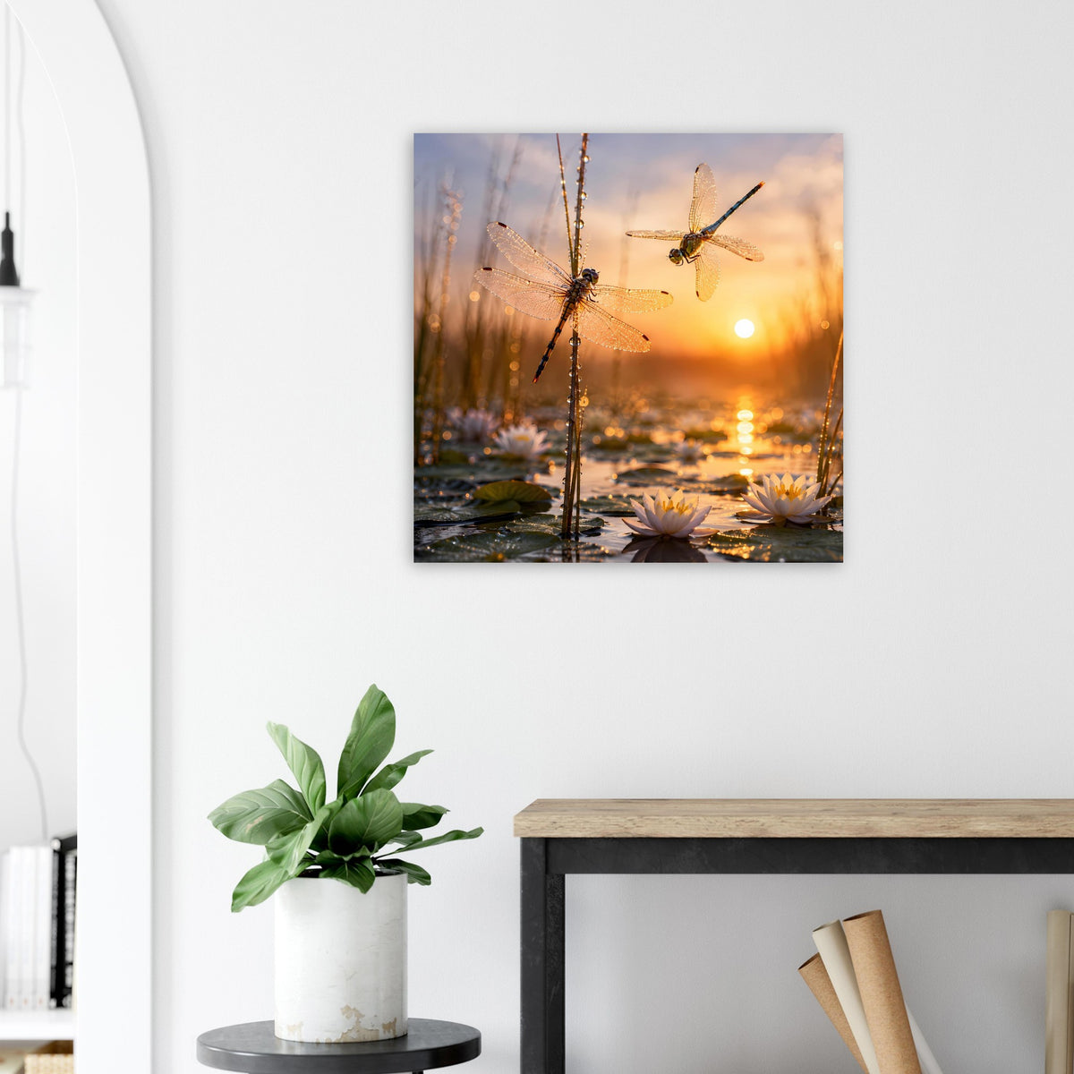 Poster mit goldenen Libellen über Seerosen im warmen Abendlicht