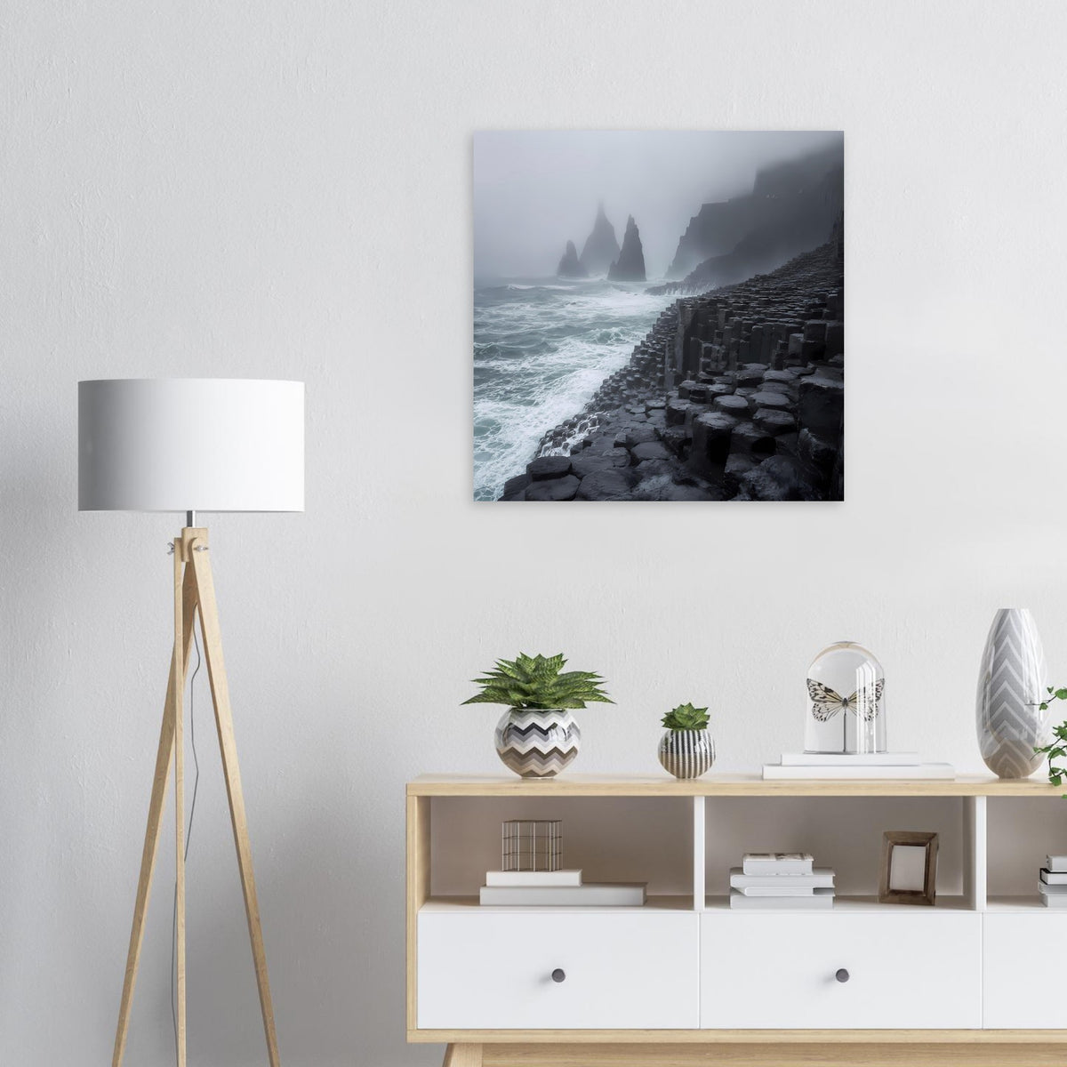 Poster mit Küstenfelsen aus Basalt, Brandung und entfernten Felsnadeln im Dunst