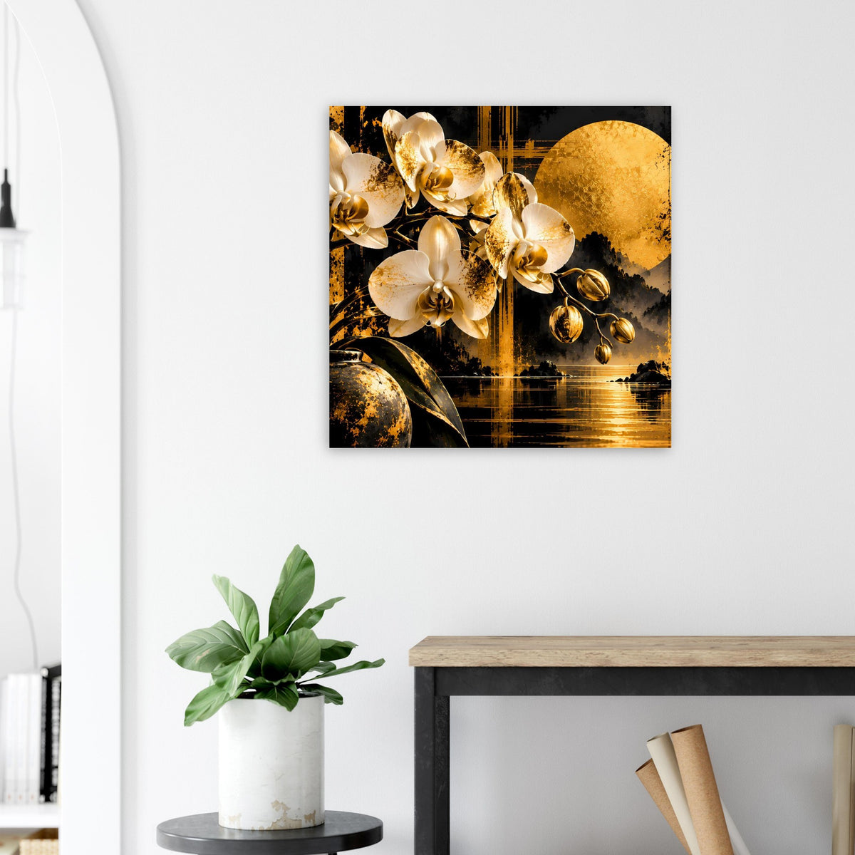 Wandposter mit goldenen Orchideen und rundem Mondmotiv an heller Wand