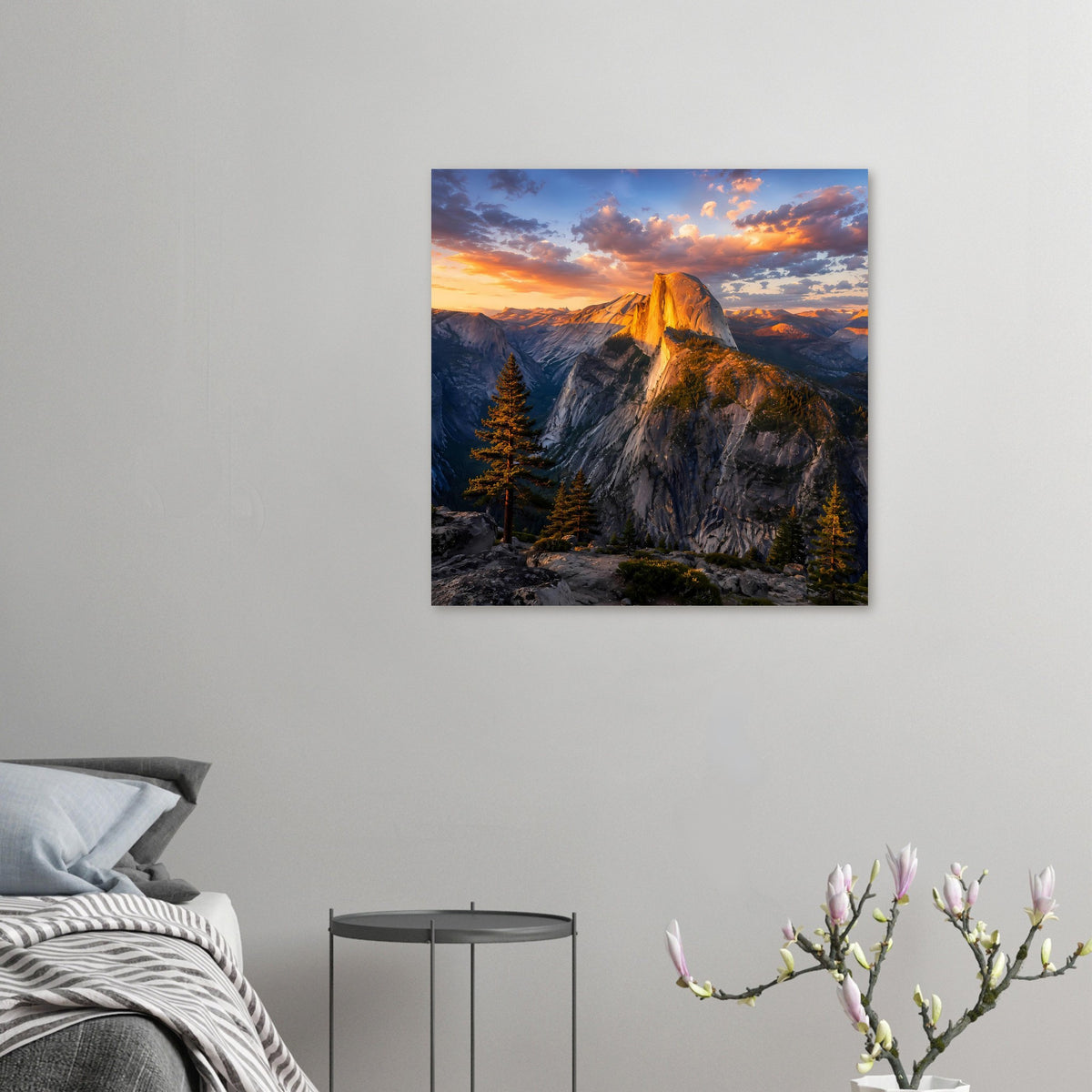 Kleines Wandposter mit Berggipfel im Sonnenuntergang und goldenem Licht auf den Felsen