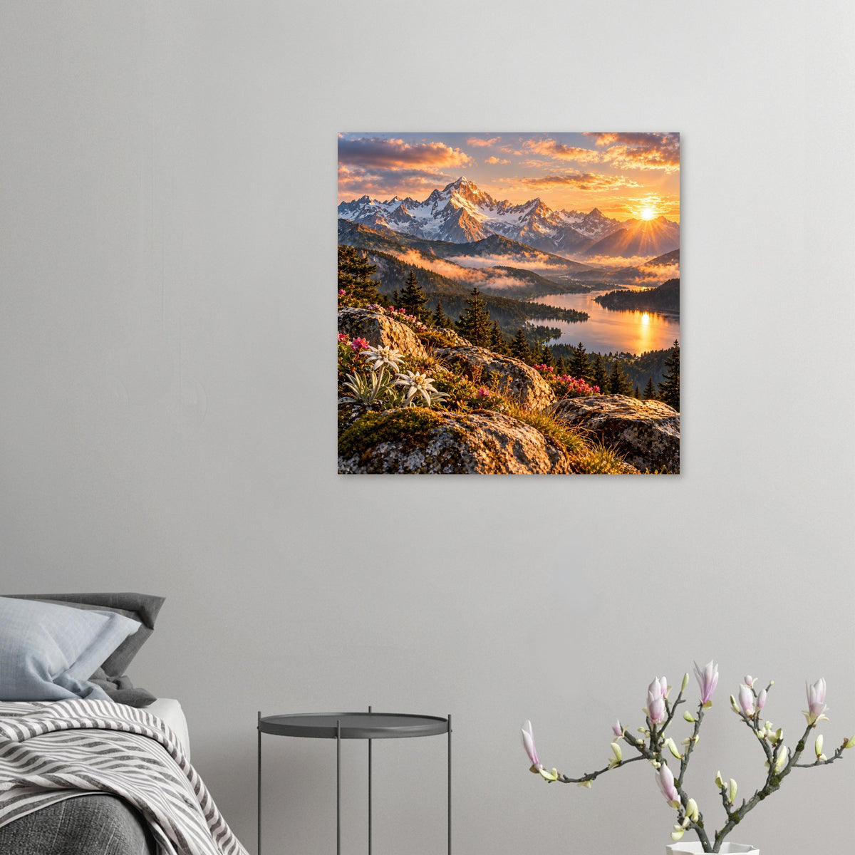 Kleines quadratisches Landschaftsposter mit Bergpanorama, See im Licht der Abendsonne und Felsen
