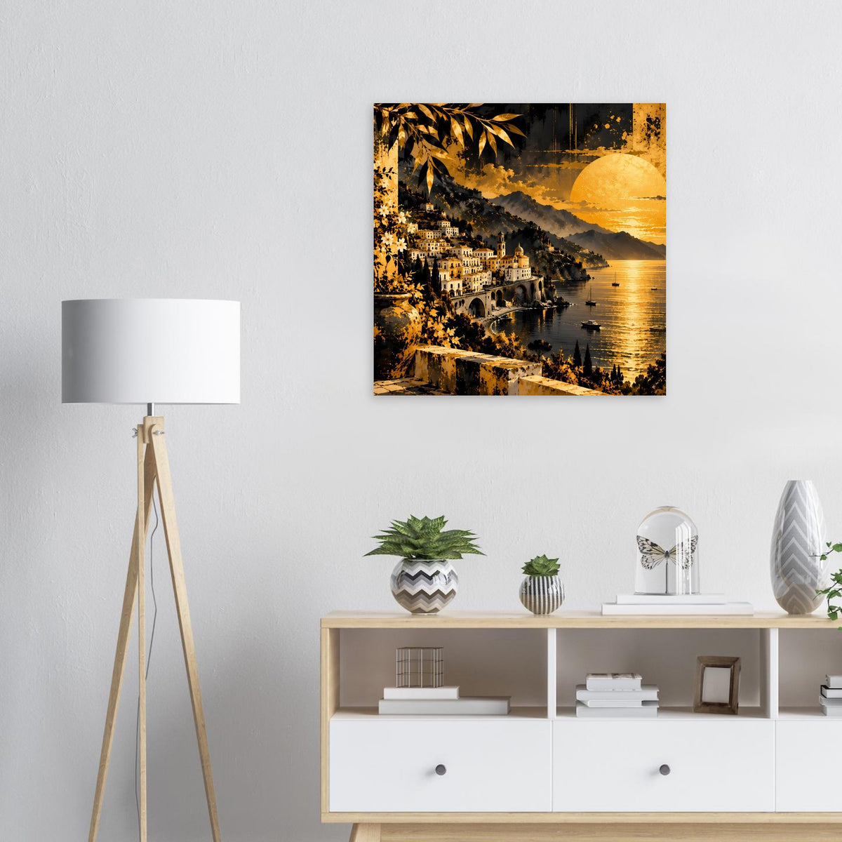 Quadratisches Poster: Küste mit Häusern, goldenes Abendlicht, Sonne über ruhigem Wasser