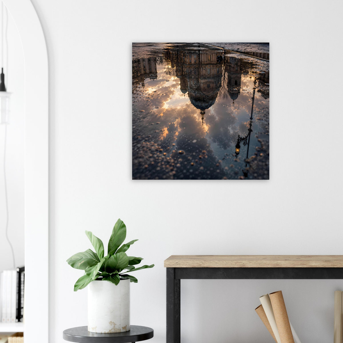 Quadratisches Poster mit dunkler Komposition, goldenen Reflexen und hängenden Ketten.