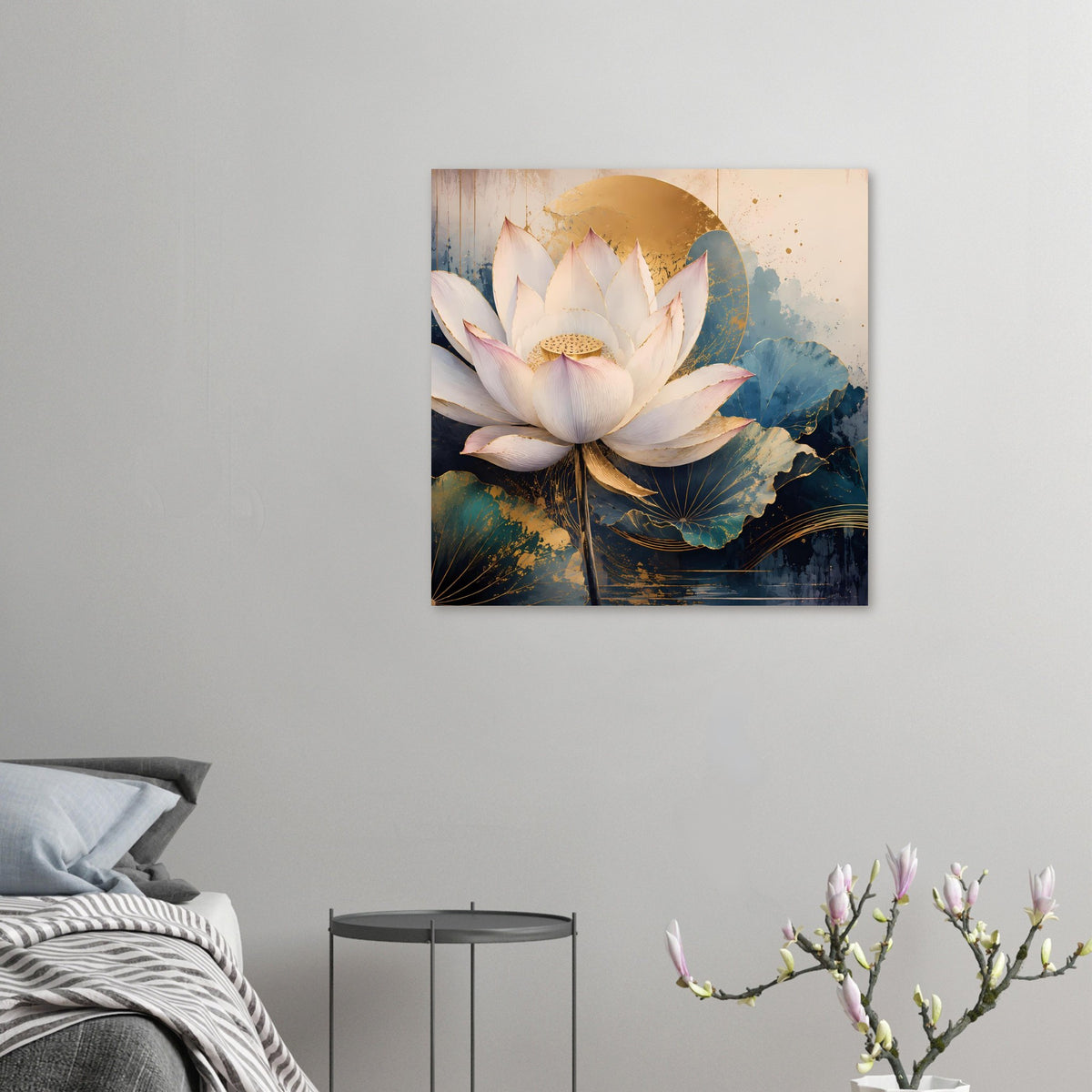 Kleines Lotusblumen-Poster mit weißer Blüte, blauem Muster und goldenen Akzenten