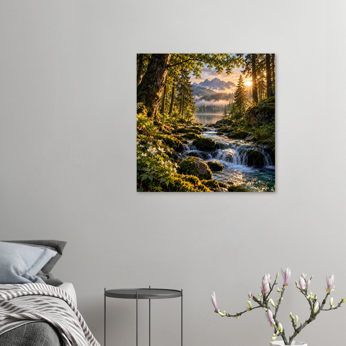 Kleines Wasserfall-Waldposter mit Bachlauf, moosigen Felsen, Kiefern und warmem Sonnenaufgang.