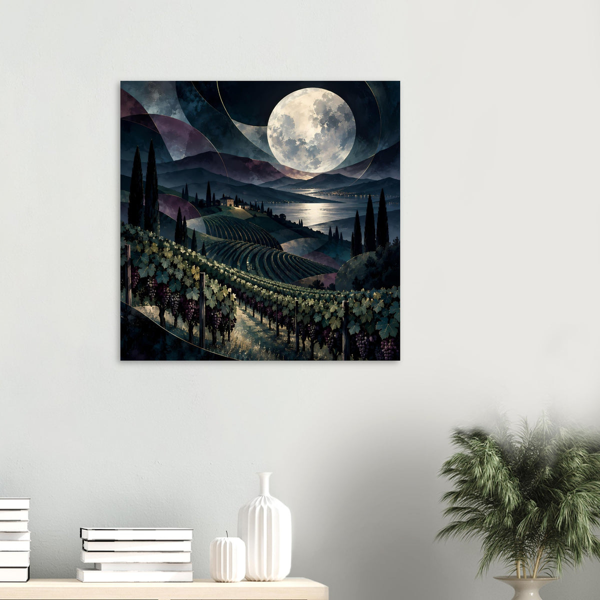 Wandposter im Rahmen mit nächtlichen Weinbergen, Mond und langen Rebenreihen in dunklen Tönen