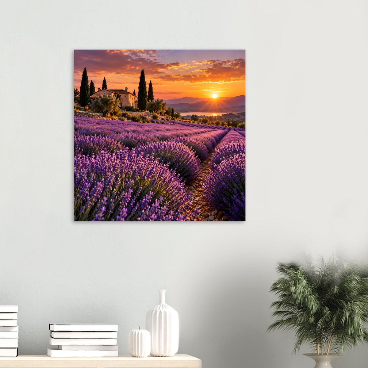 Kleines Poster im Rahmen: lila Lavendelfeld im Sonnenuntergang mit Sonne, Landhaus und Zypressen