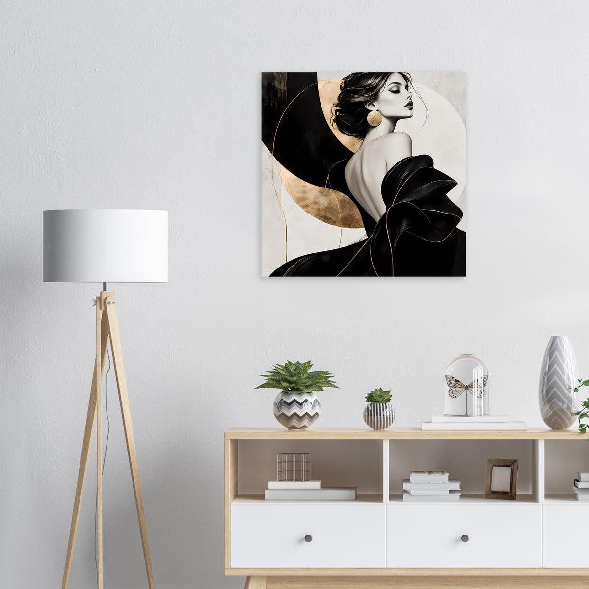 Mattes Poster: Porträt einer Frau in Schwarz mit goldener Mondform