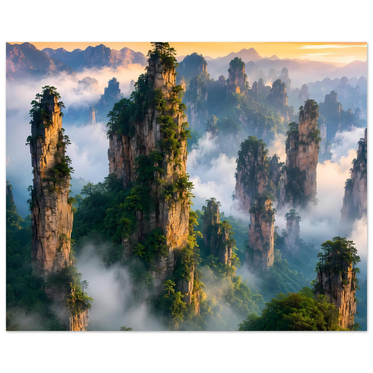 Horizontales Poster: Bergwald im Sonnenaufgang, neblige Felsformationen und Himmel