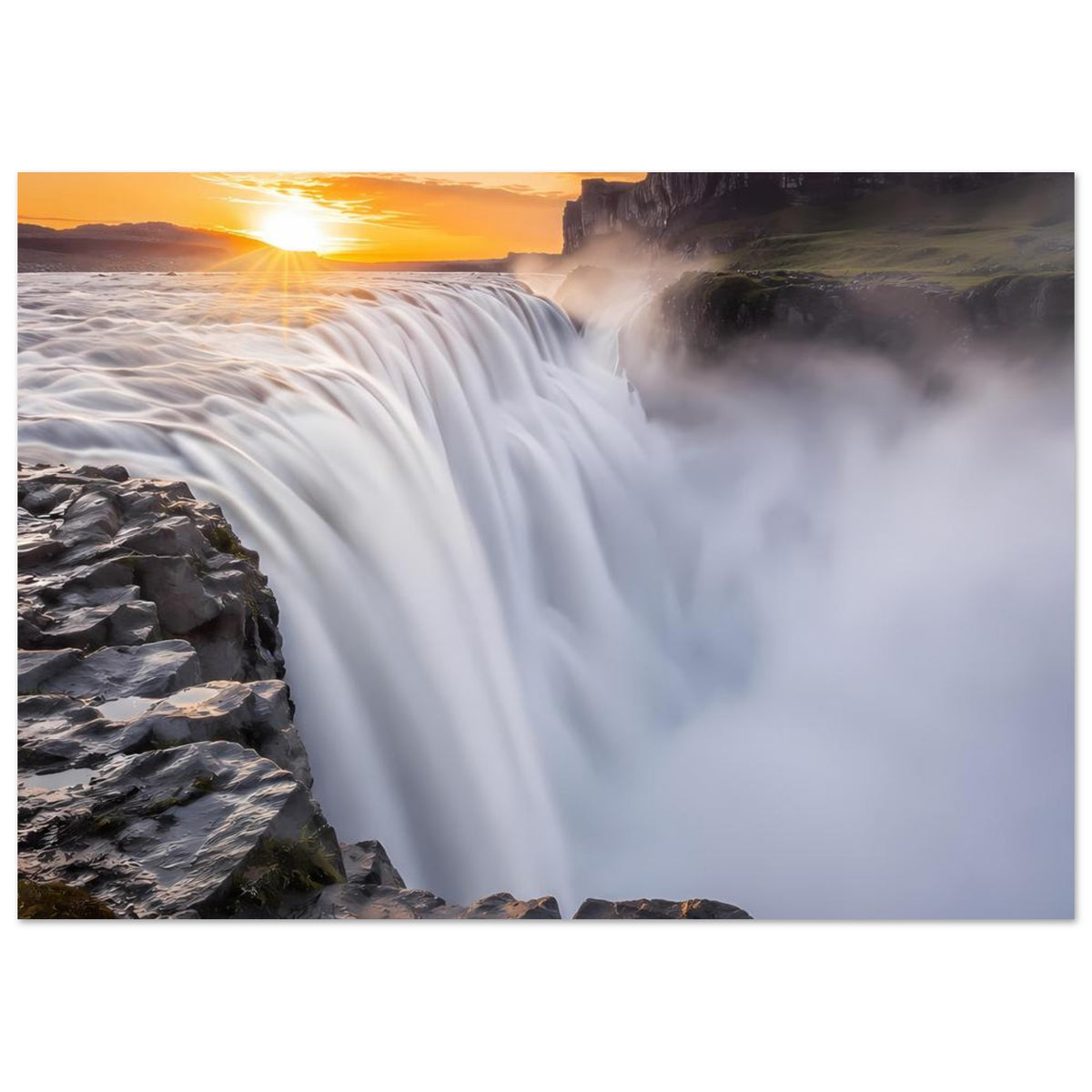 Poster mit Wasserfall, Felssteinen und Nebel, Sonne im Westen bei Sonnenuntergang