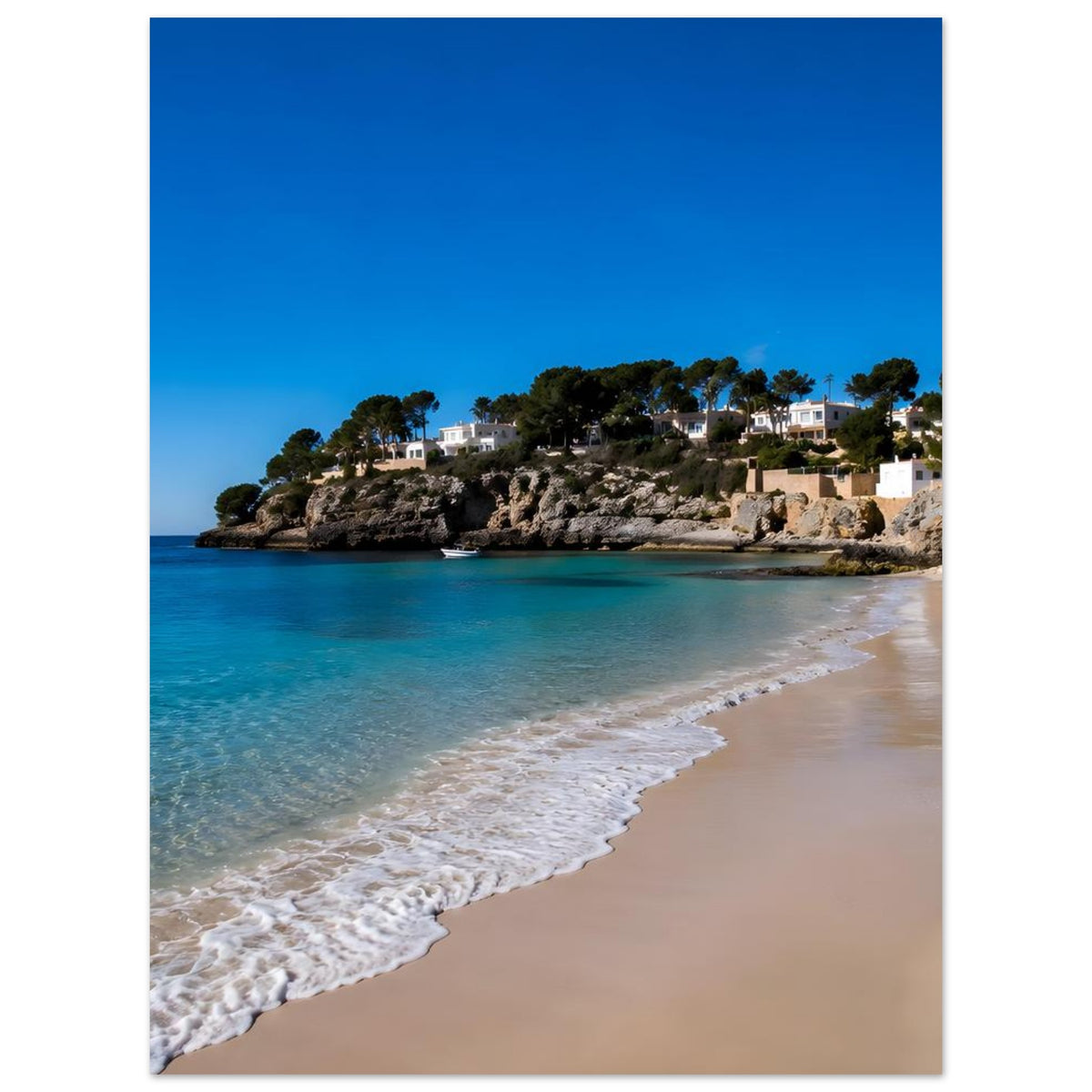 Poster mit türkisblauem Meer, Sandstrand und mediterraner Küste mit Felsen und weißen Häusern
