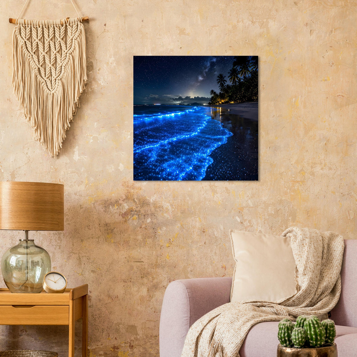 Quadratisches Poster mit leuchtend blauen Wellen, Strand und Palmen bei Nacht