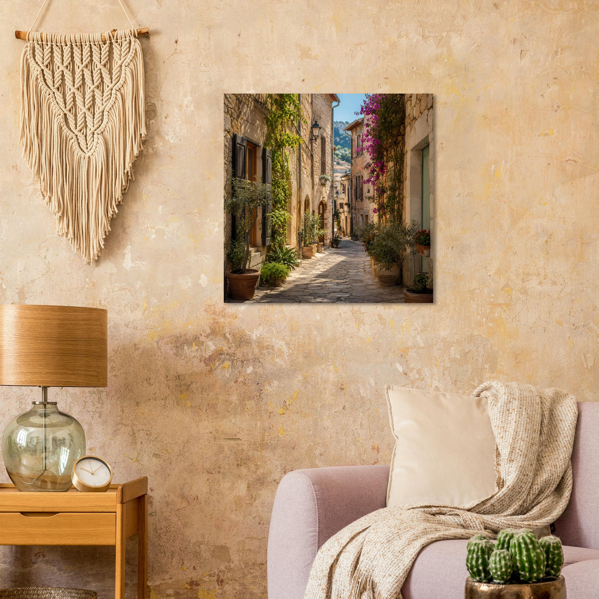 Poster mit mediterraner Gasse, Kopfsteinpflasterweg, viel Grün und Blumen im dunklen Rahmen