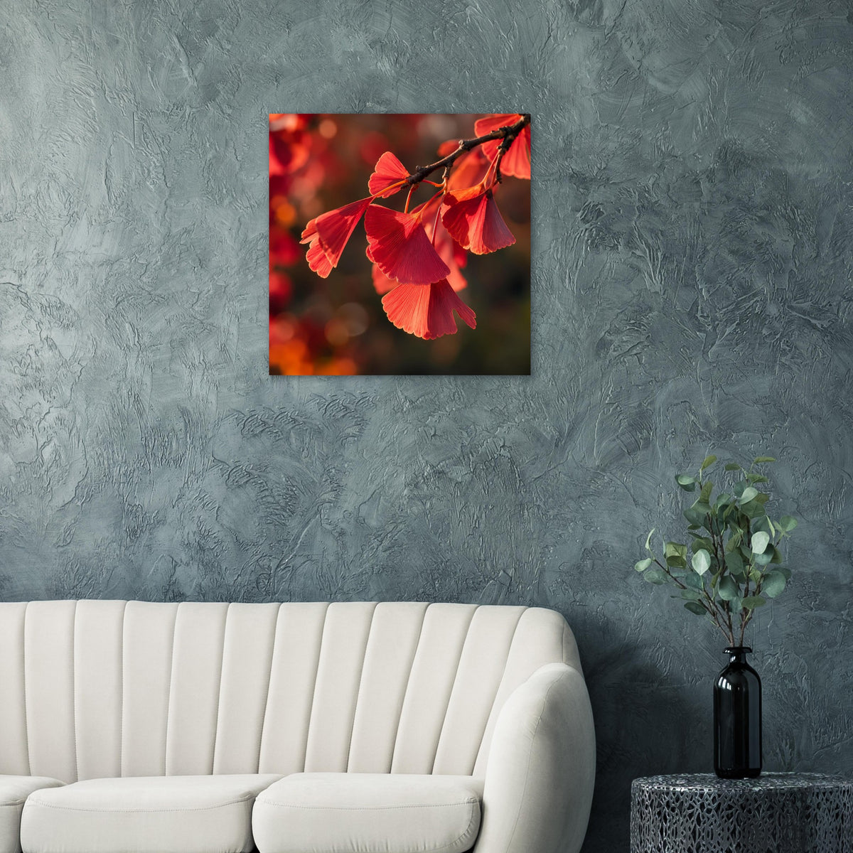 Quadratisches mattes Poster mit roten Ginkgoblättern im Kontrastmotiv, schwarze Einfassung