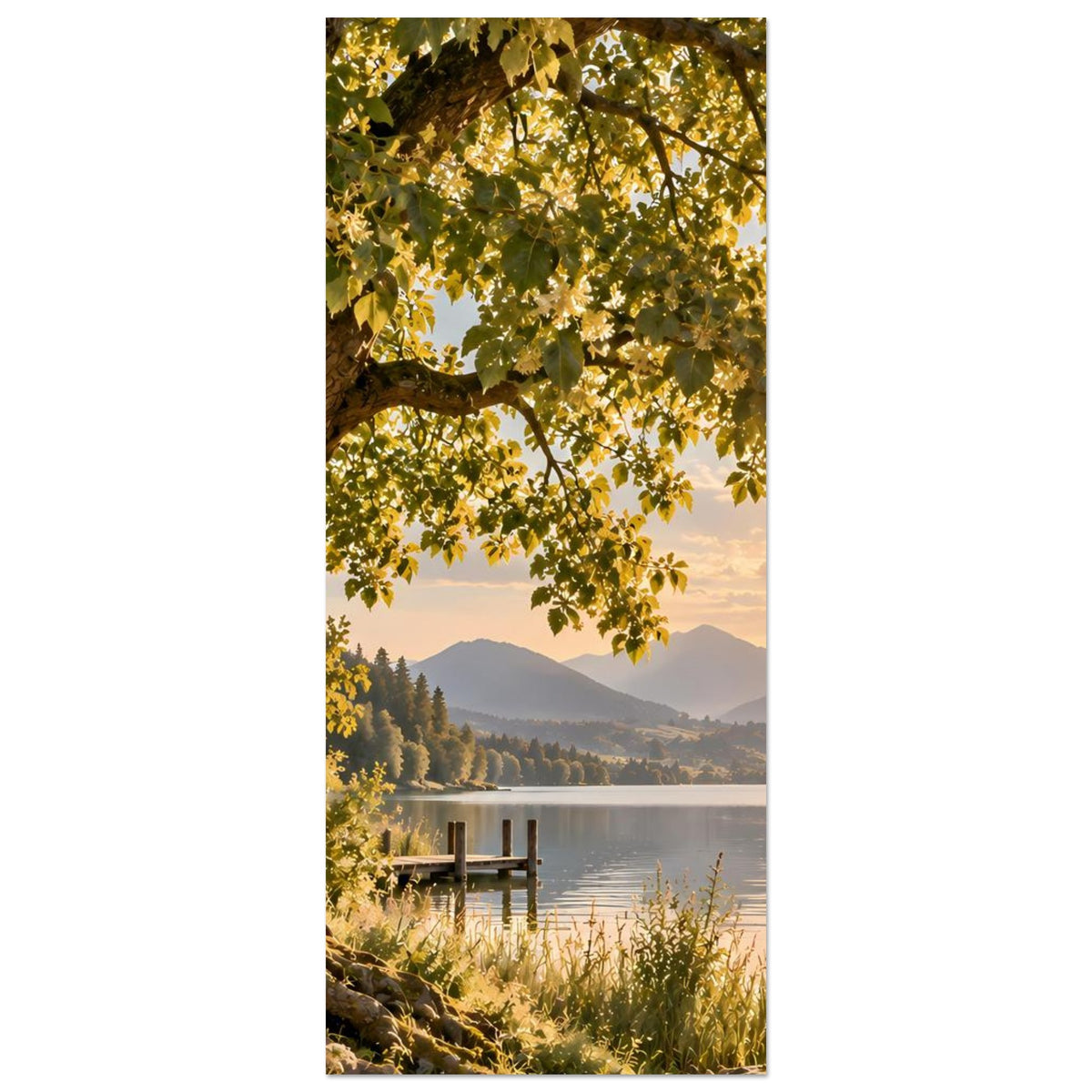 Naturposter im Hochformat: alter Baum mit Laub über See und Steg im Abendlicht