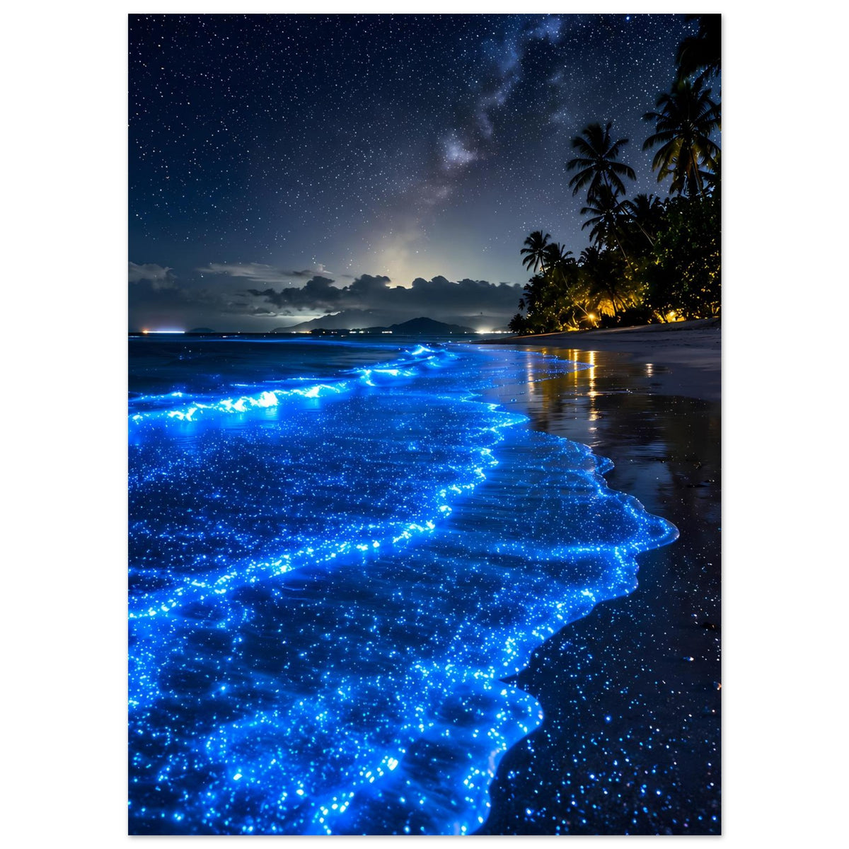 Poster mit Sternen über dem Meer und blau leuchtenden Wellen am Strand