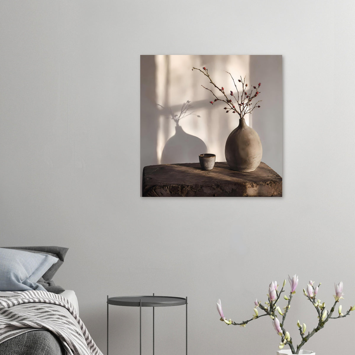 Wandposter (Querformat): Vase mit roten Beerenzweigen und Becher auf Holz