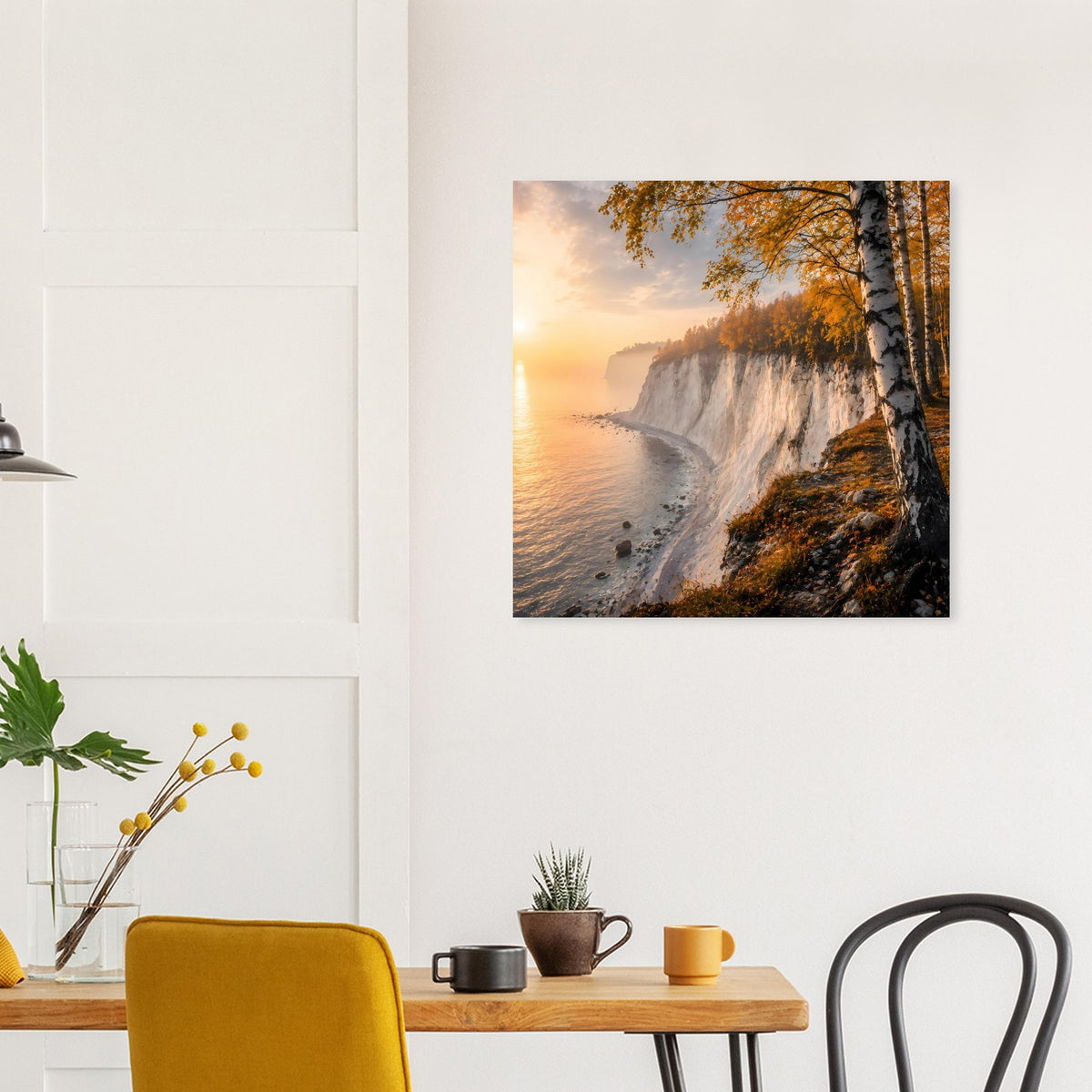 Quadratisches Poster mit Steilküste, Sonnenuntergangslicht und Birkenstämmen