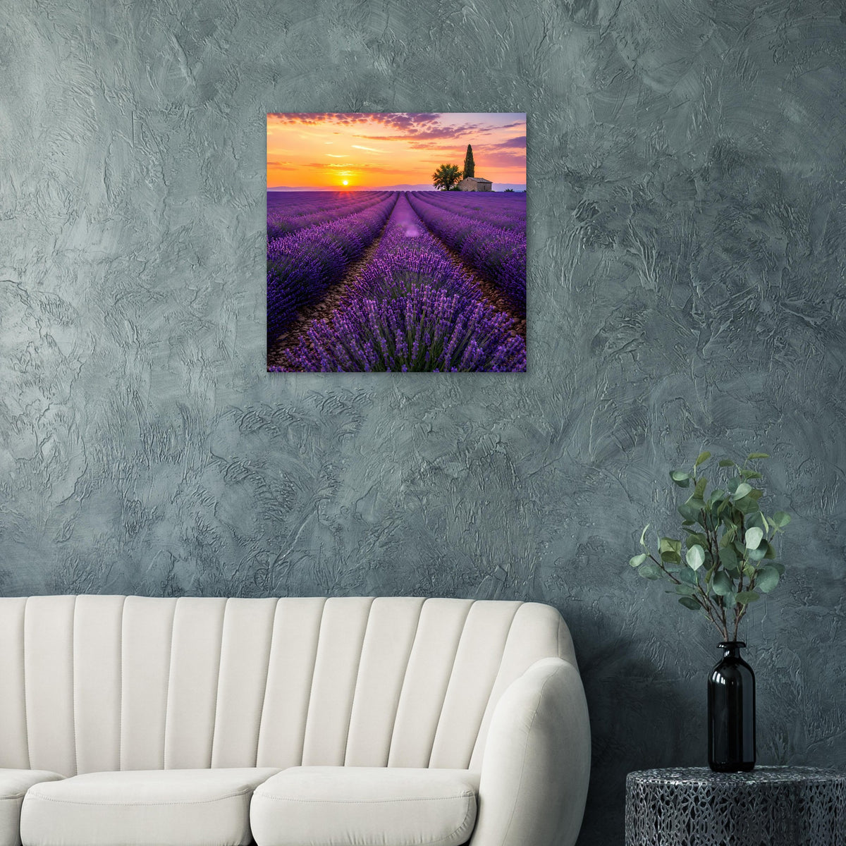Quadratisches Lavendelfeld-Poster: violette Reihen, Sonnenuntergang und kleiner Kirchturm