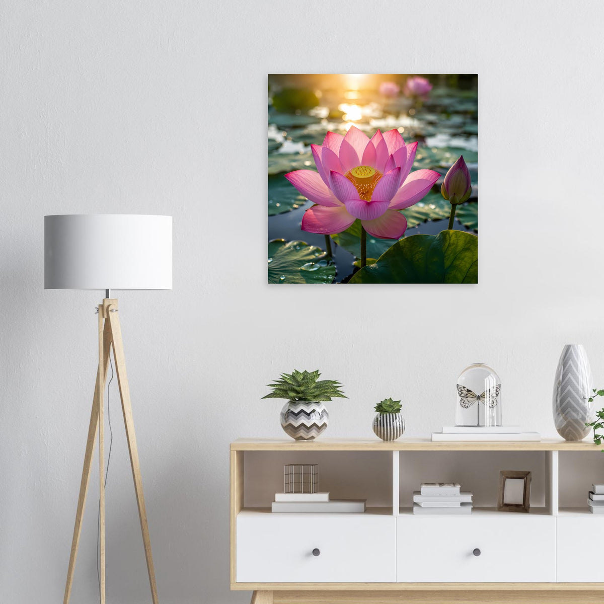 Quadratisches Wandposter mit pinker Lotusblume auf Wasser, goldgelber Blütenmitte