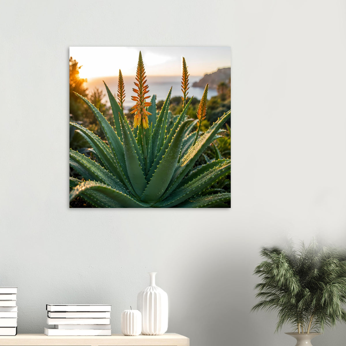 Kleines Querformat-Poster mit grüner Aloe-Vera-Rosette und orangegelben Blütenstängeln