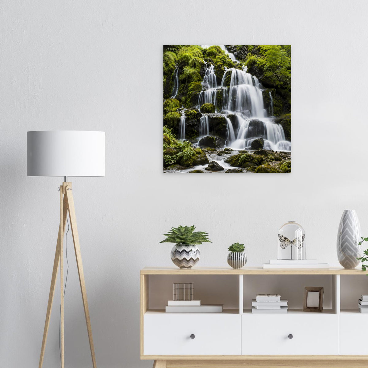 Wandposter mit Wasserfall und dichtem Grün, weiße Wasserstrahlen auf Felsgestein