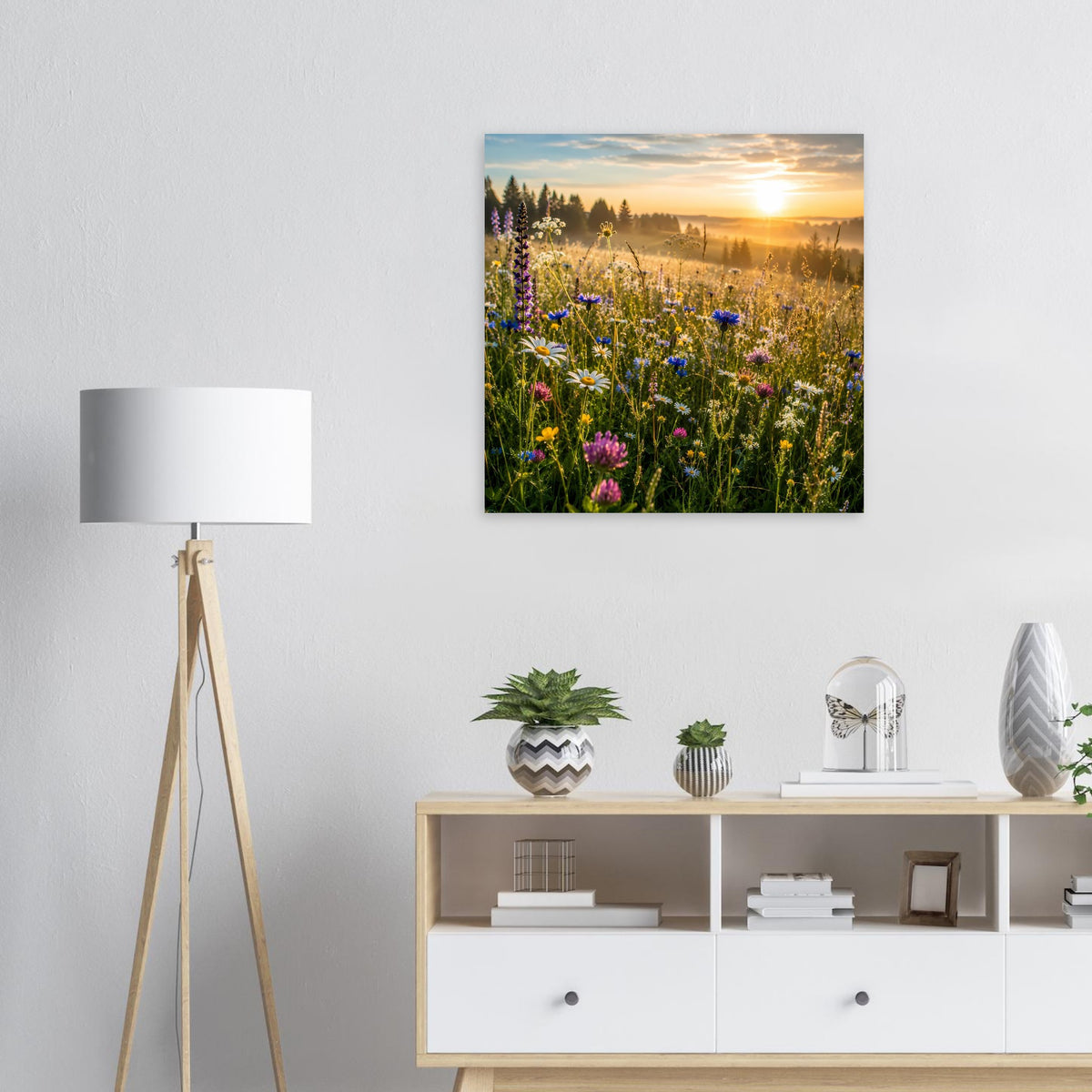 Poster zeigt Blumenfeld mit blauen und pinken Wildblumen, quadratisch im schwarzen Rahmen