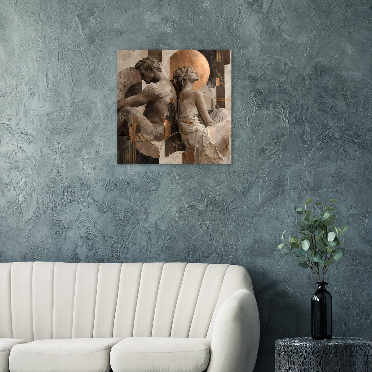 Quadratisches Kunstposter mit Paar-Skulpturenmotiv in warmen Braun- und Beigetönen, texturiert