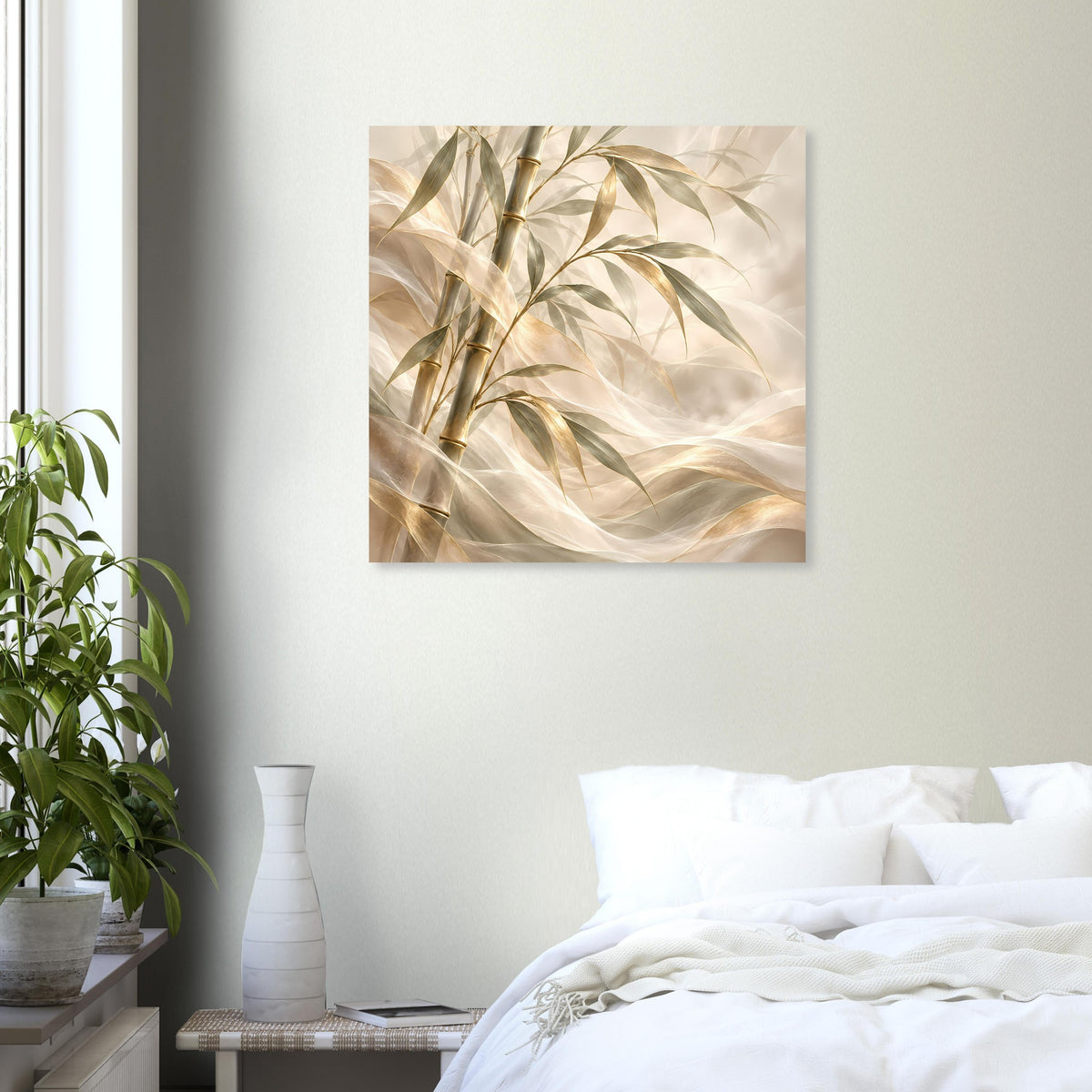 Bambusposter mit schimmernden goldenen Stielen und elfenbeinfarbener Hintergrundstruktur