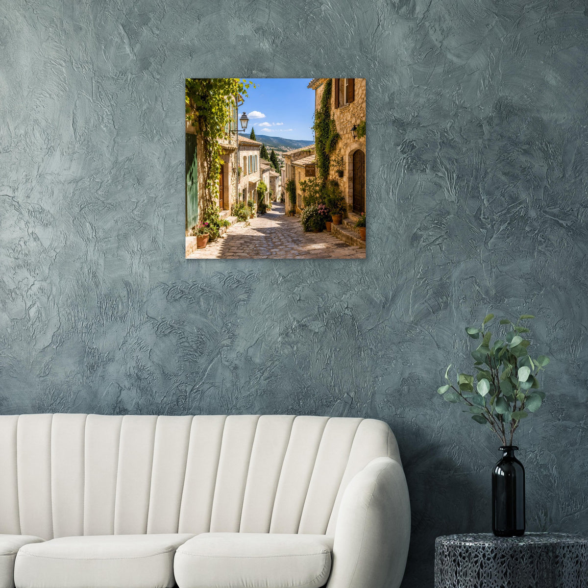 Wandposter mit mediterraner Gasse zwischen Steinhäusern, viel Grün