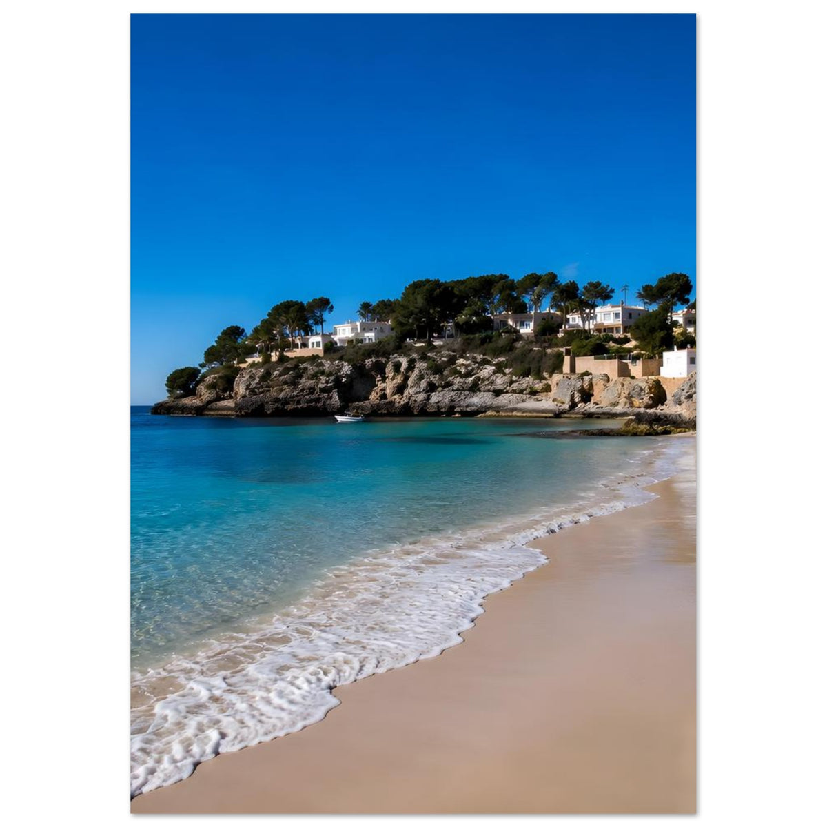 Meerstrand-Poster: türkisblaues Meer, Sandstrand und Felsküste mit weißen Häusern (Hochformat)