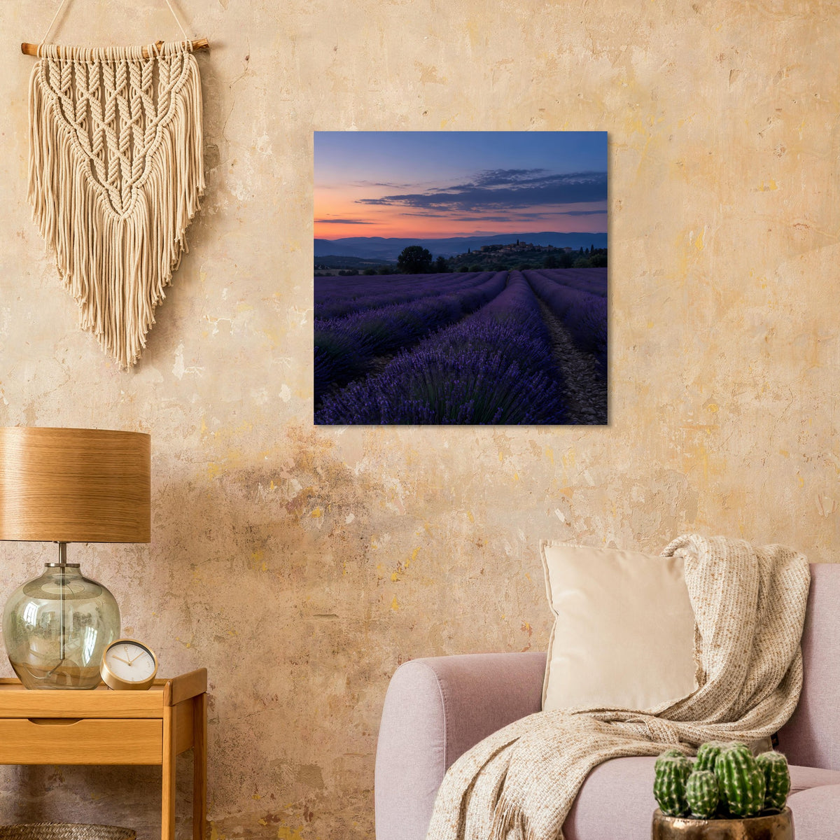Quadratisches Poster mit Lavendelfeld und Sonnenuntergang über Feldern, blau-violett.