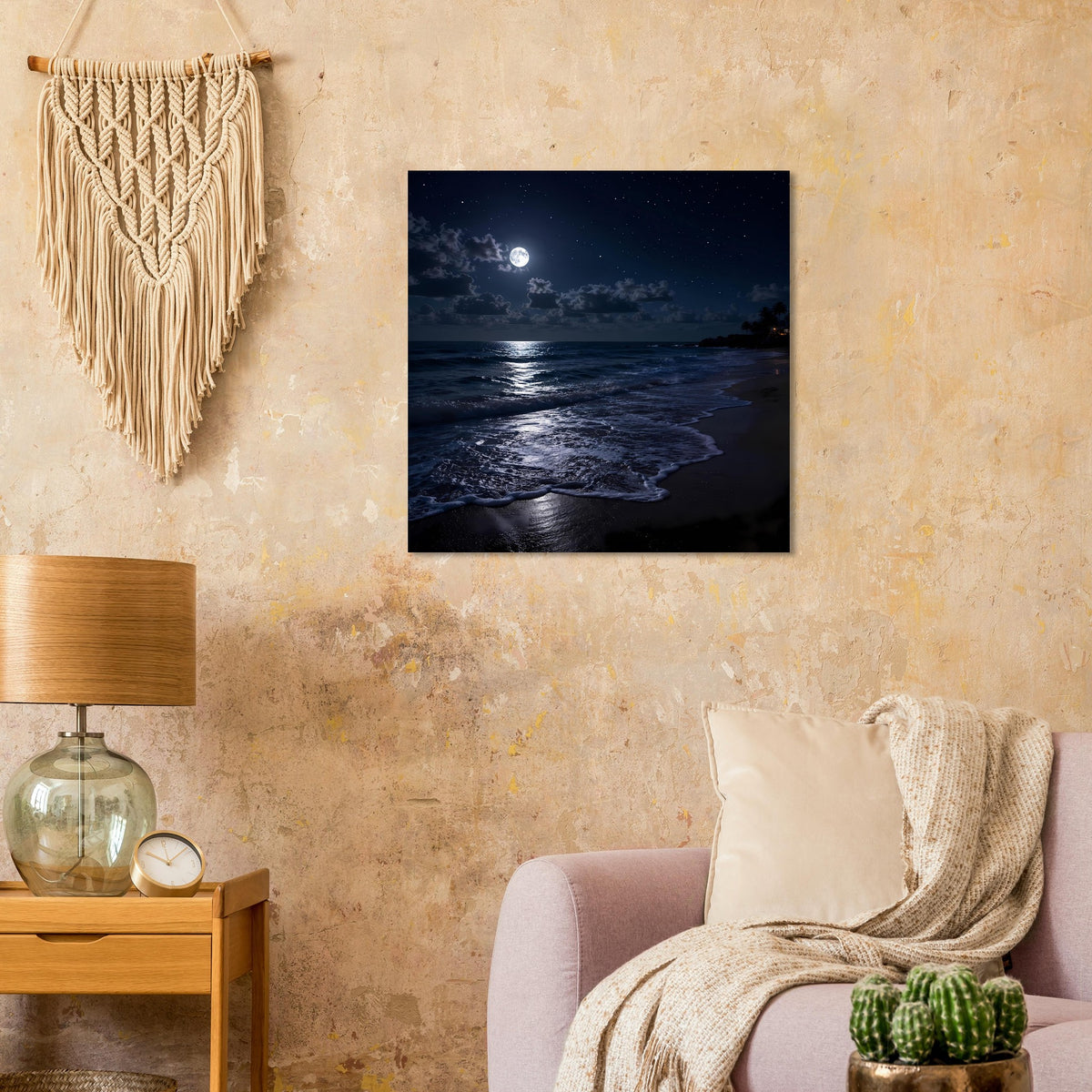 Quadratisches Poster: Nachtszene mit Mond über dem Meer und reflektiertem Strandwasser