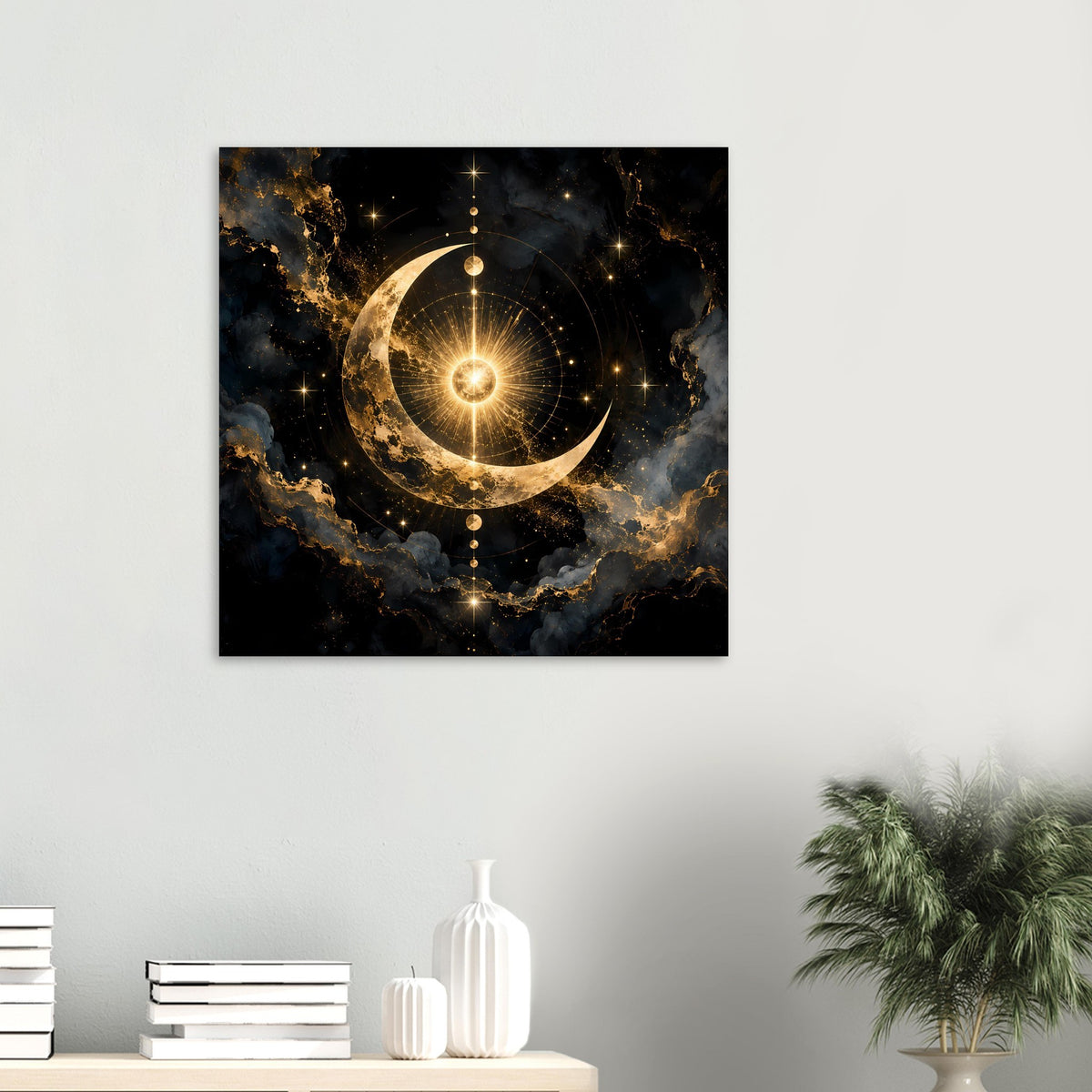 Quadratisches Poster: goldene Mondsichel, leuchtender Kern und Sterne auf dunklem Grund