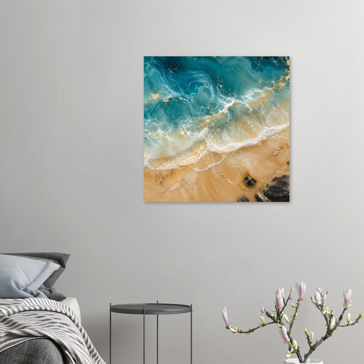 Kleines Poster mit Meereswellen, türkis-blauem Wasser, goldenen Highlights und schäumender Brandung auf Sand