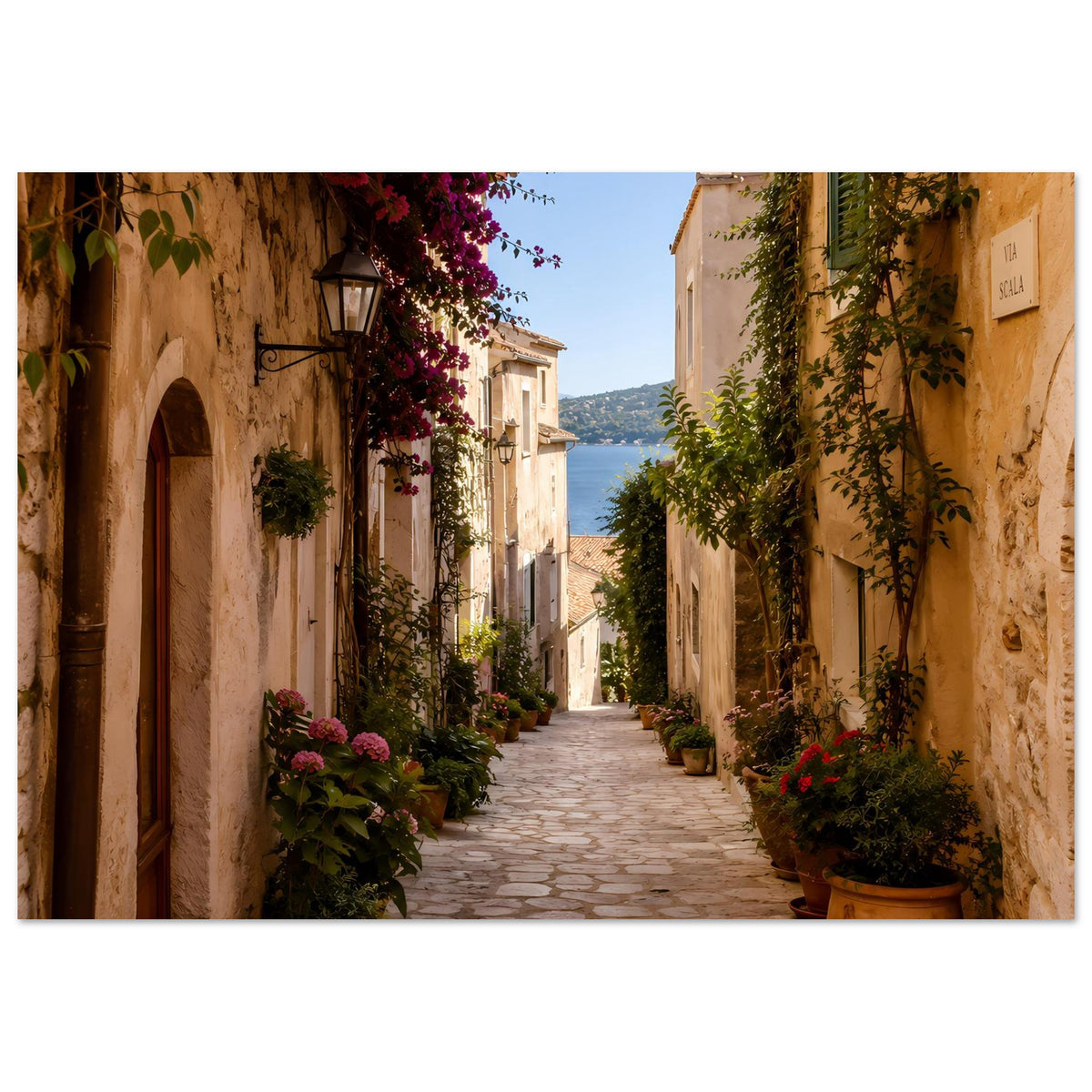 Wandposter im Querformat: mediterrane Gasse mit lila Blüten, Topfpflanzen und warmen Fassaden