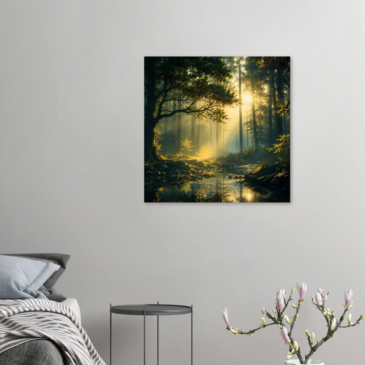 Kleines Waldlicht-Poster: goldener Lichtschein durch Bäume, Bach und Spiegelung im Wasser