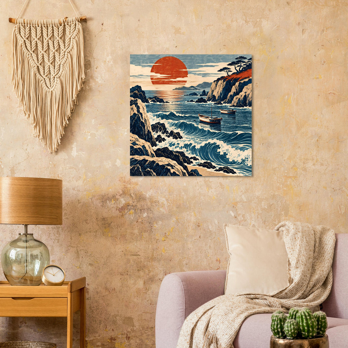 Quadratisches Wandposter mit roter Sonne, starken Wellen und Felsen an der Küste