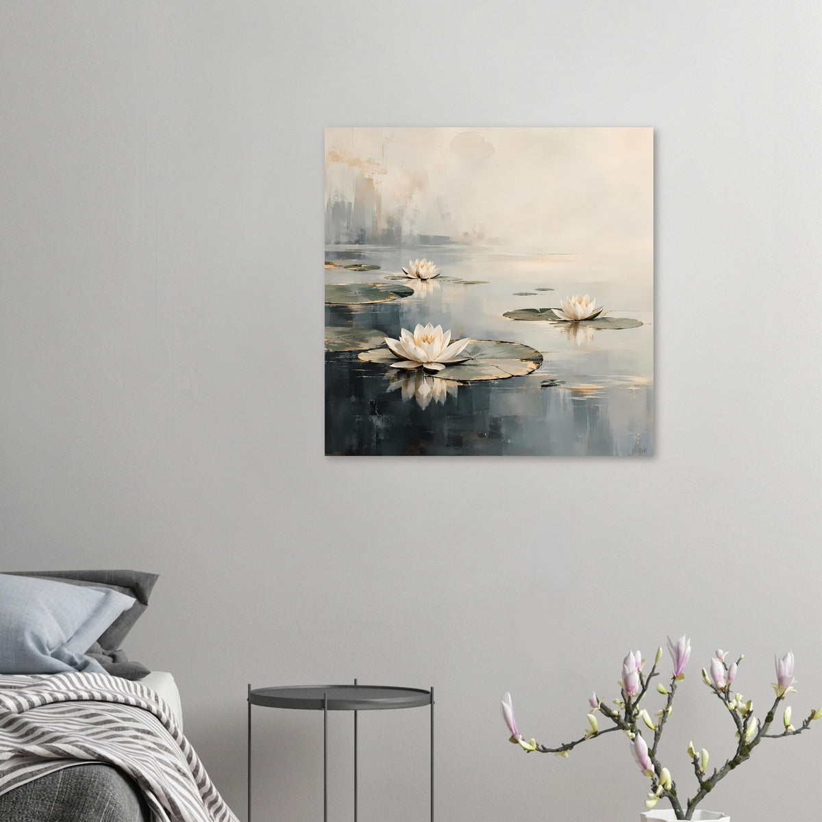 Quadratisches Poster mit weißen Seerosen auf Wasser, beige-graue abstrakte Reflexionen
