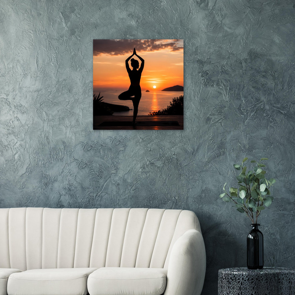 Gerahmtes Yoga-Poster mit meditierender Silhouette vor Abendhimmel über dem Meer