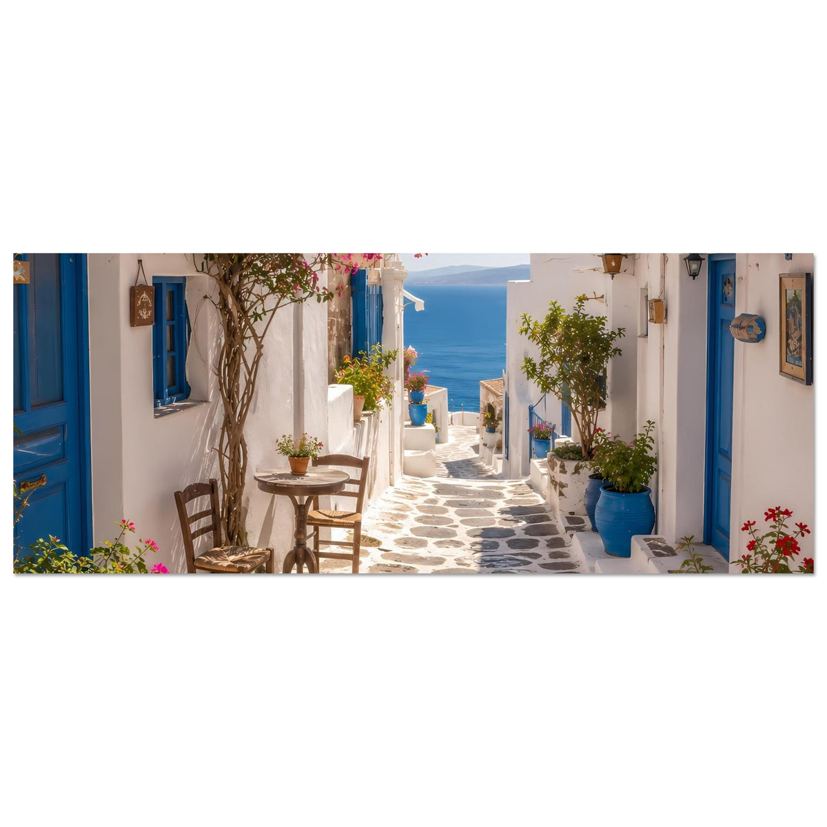 Horizontales Kunstposter: mediterrane Gasse mit blauen Türen, rosa Blüten und Steinpflaster