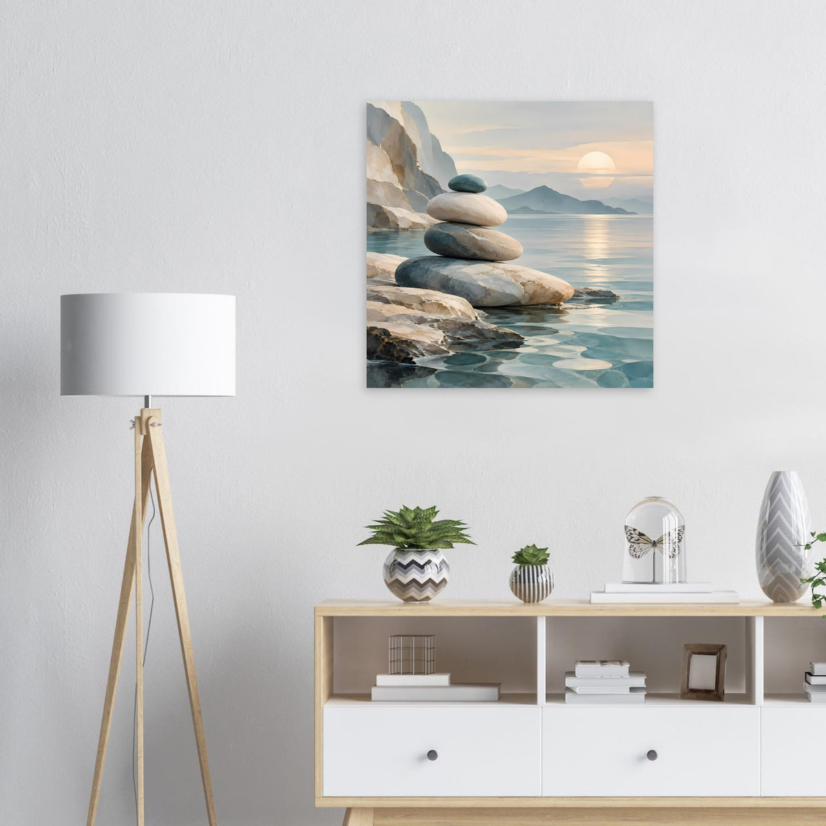 Quadratisches Postermotiv mit gestapelten Steinen am ruhigen Meer in sanften Blau- und Beigetönen