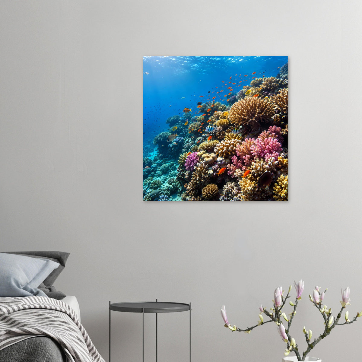 Kleines Korallenriff-Poster mit tropischen Fischen und bunten Korallen, an der Wand