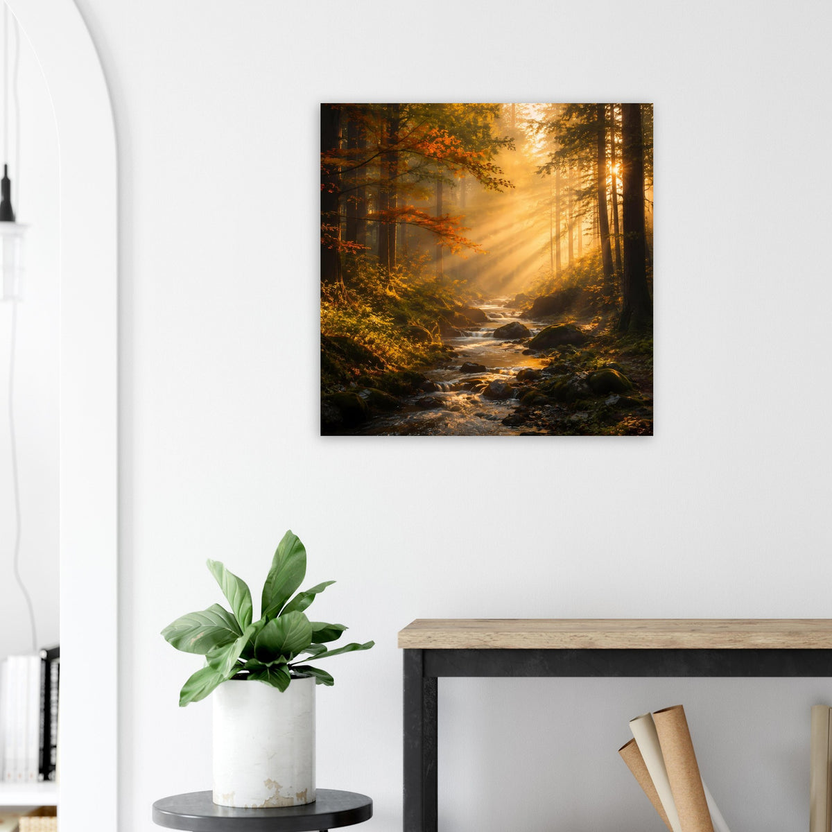 Quadratisches Poster: Waldweg im Morgenlicht, goldbraune Farben und lange Baumreihen