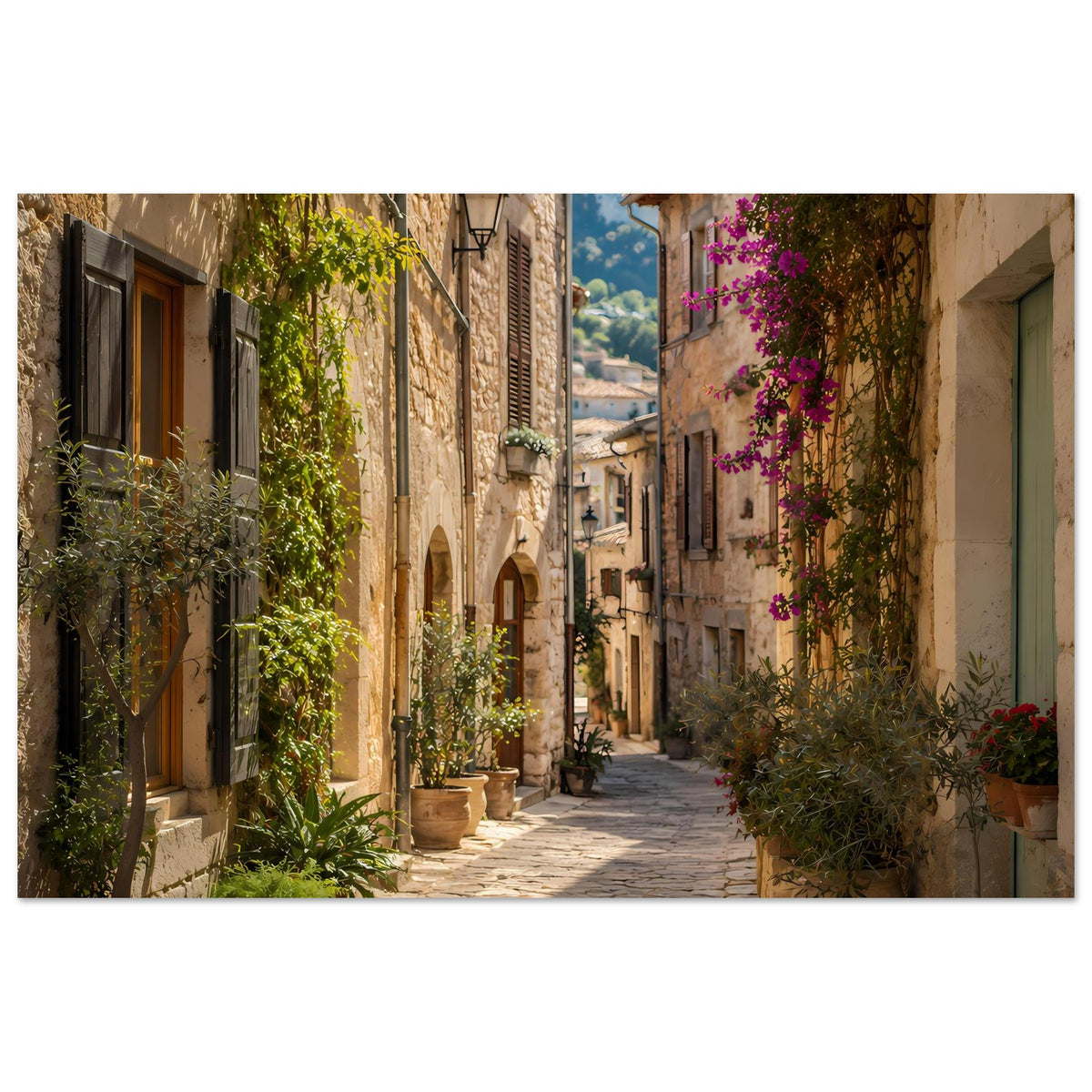 Mediterranes Poster mit schmaler Altstadtgasse, Steinhäusern und lila Blüten an Ranken
